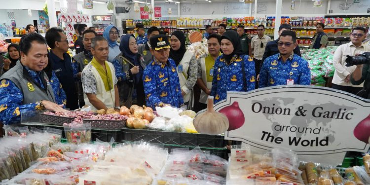 Walikota Banjarmasin HM Yamin bersama TPID saat monitoring pasar tradisional dan modern. (foto : shn/seputaran)