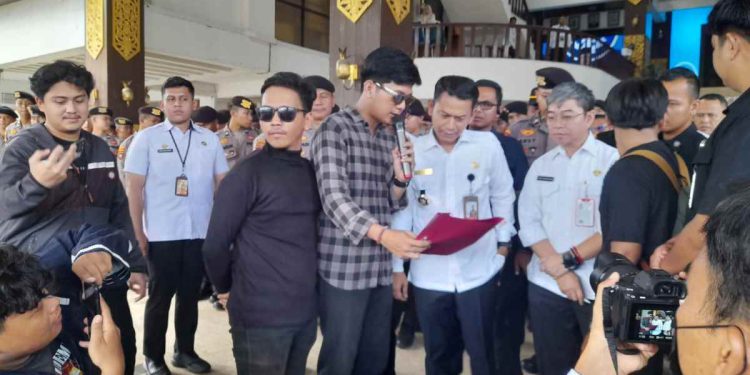 Walikota Banjarmasin HM Yamin saat menemui massa yang menuntut penanganan sampah. (foto : shn/seputaran)