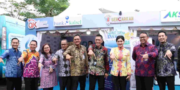 Foto bersama Dirut Bank Kalsel Fachrudin dan rombongan OJK di depan booth Bank Kalsel Pasar Wadai Ramadan. (foto : Bank Kalsel)