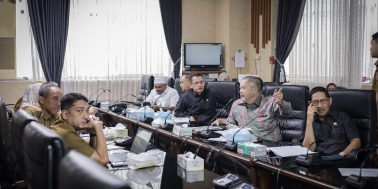 Pansus III Raperda tentang Pedoman Pembiayaan Tahun Jamak DPRD Kalsel menggelar RDP dengan jajaran Pemprov Kalsel. (foto : istimewa)