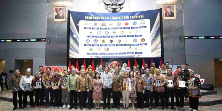 Foto bersama dengan penerima penghargaan GI BEI 2025. (foto : istimewa)