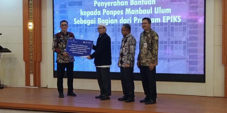 Penyerahan bantuan secara simbolis oleh Direktur Utama Bank Kalsel Fachrudin kepada pihak Ponpes Manbaul Ulum Putra, di sela Pengukuhan 8 TPAKD Kalsel. (foto : Bank Kalsel)