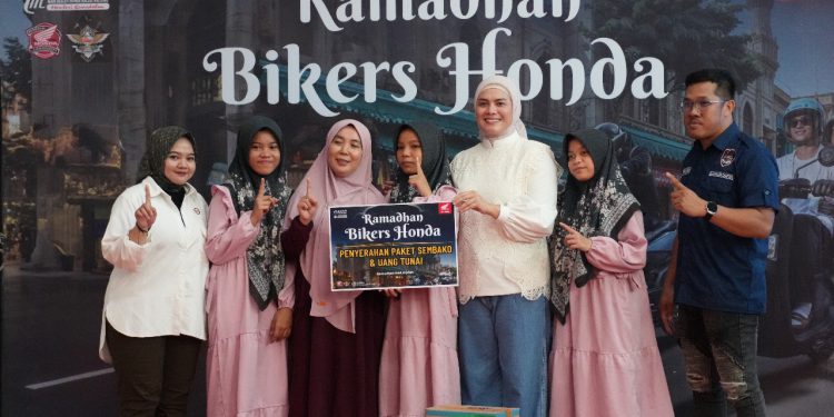 Wakil Walikota Banjarmasin Hj Ananda dan Lidya Maya Sari, Corporate Communication PT Trio Motor serahkan bantuan kepada Pengurus Panti Asuhan Hajjah Asiah Banjarmasin Istiqomah. (foto : istimewa)