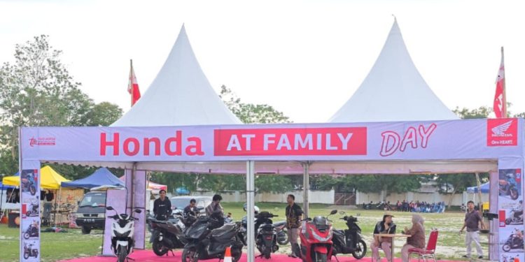 Booth Honda AT Family Day di Pangkalan Bun yang dikunjungi warga. (foto : istimewa)