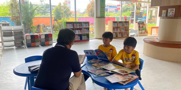 Pemustaka cilik saat kunjungi Perpustakaan Dispersip Kalsel. (foto : istimewa)