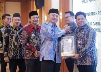 H Muhidin Serahkan Penghargaan kepada Sekwan