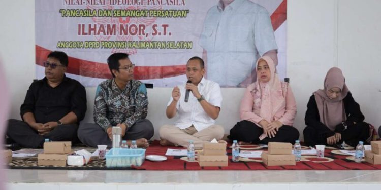 Anggota DPRD Kalsel Ilham Nor saat sosialisasi, revitalisasi, dan aktualisasi nilai-nilai ideologi Pancasila di Komplek Purnama Permai III RT 38, Sungai Andai. (foto : istimewa)