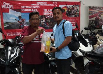 Servis di AHASS, Dealer Sumber Jaya Banjarmasin Apresiasi Konsumen Setia dengan Bingkisan