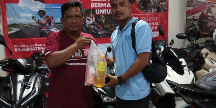 Dealer Sumber Jaya Banjarmasin, jaringan resmi Dealer Honda di Banjarmasin beri bingkisan untuk konsumen yang servis di AHASS. (foto : istimewa)