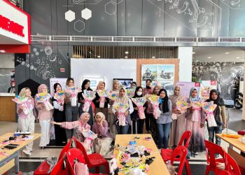 Asah Kreativitas Warga, Trio Motor Perintis Gelar Workshop Kreatif Merangkai Bunga