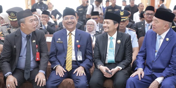 Ketua DPRD Kalsel H Supian HK bersama Gubernur Kalsel H Muhidin dan Wakil Gubernur Kalsel H Hasnuryadi Sulaiman serta Pj Sekdaprov Kalsel M.Syarifuddin disela pelantikan. (foto : istimewa)