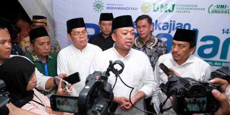 Menteri Nusron Wahid saat diwawancarai wartawan. (foto : istimewa)