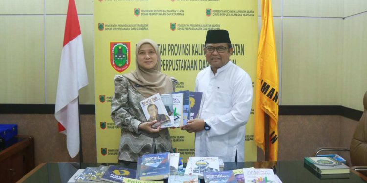 Prof Sutarto Hadi, Rektor ULM 2014-2022 hibahkan lebih dari 20 buku untuk Perpustakaan Palnam  Dispersip Kalsel yang diterima Plt Kepala Dispersip Kalsel Adethia Hailina. (foto : istimewa)