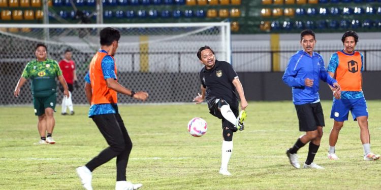 Wakil Gubernur Kalsel H Hasnuryadi Sulaiman saat laga persahabatan dengan tim Bupati Banjar di Stadion Demang Lehman. (foto : istimewa)