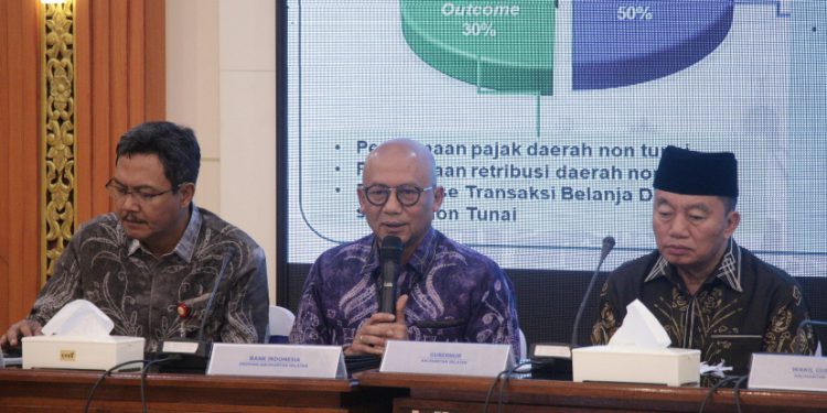 Gubernur Kalsel H Muhidin saat ikut HLM TPID dan TP2DD 2025. (foto : istimewa)