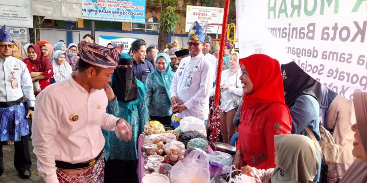 Walikota Banjarmasin HM Yamin saat melihat-lihat pelaksanaan Pasar Murah. (foto : shn/seputaran)