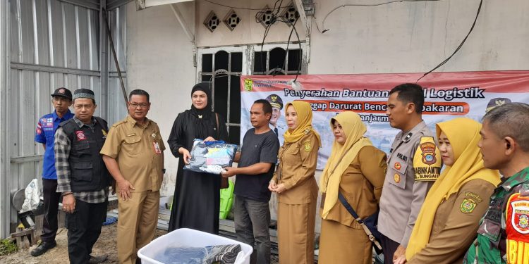 Wakil Walikota Banjarmasin Hj Ananda saat menyerahkan bantuan tanggap bencana Pemko Banjarmasin. (foto : shn/seputaran)