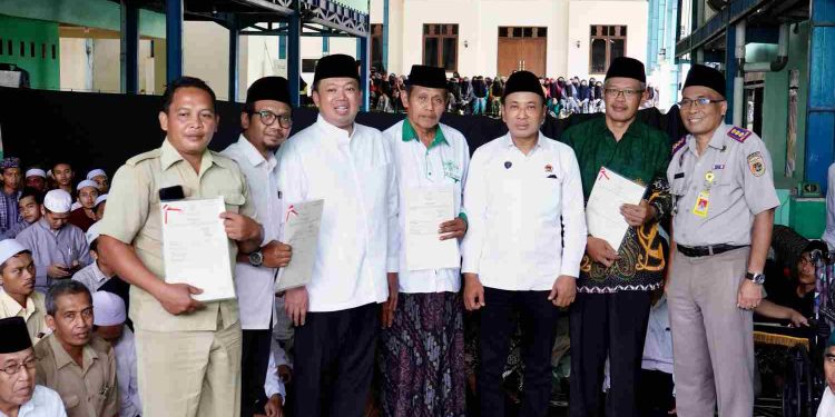 Penerima sertipikat berfoto bersama dengan Menteri ATR/Kepala BPN Nusron Wahid di sela kunjungan di Pesantren Darut Tauhid, Purworejo, Jawa Tengah. (foto : istimewa)