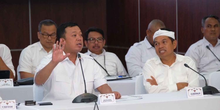 Menteri ATR/Kepala BPN Nusron Wahid bersama Gubernur Jawa Barat Dedi Mulyadi menghadiri Rakor Terkait Evaluasi Tata Ruang Bersama Pemprov Jawa Barat, di Balai Kota Depok. (foto : istimewa)