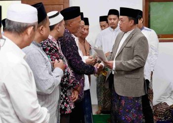 Yakin Bisa Lindungi dari Potensi Konflik Pertanahan, Saiman Terima Sertipikat Wakaf Berbentuk Elektronik