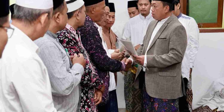 Menteri ATR/Kepala BPN Nusron Wahid saat menyerahkan sertipikat wakaf kepada penerima salah satunya Samian. (foto : istimewa)