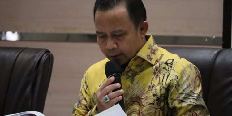 Bupati Tapin H Yamani saat paparkan program unggulan di rapat perdana. (foto : istimewa)