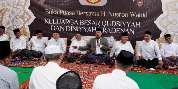 Menteri Nusron Wahid saat hadir di Buka Puasa Bersama di Pondok Pesantren Qudsiyyah, Kabupaten Kudus, Jawa Tengah. (foto : istimewa)