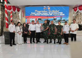Menteri Nusron Serahkan Sertipikat Tanah untuk Puslatpur TNI AD Terluas se-Asia