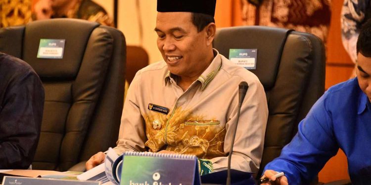 Bupati HSS H Syafrudin Noor saat menghadiri RUPS Bank Kalsel. (foto : Bank Kalsel)