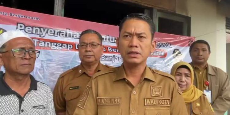 Walikota Banjarmasin HM Yamin diwawancarai di sela penyerahan bantuan untuk warga korban kebakaran. (foto : shn/seputaran)