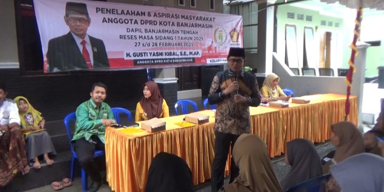 Anggota DPRD Banjarmasin Gusti Yasni Iqbal saat menampung aspirasi warga di kegiatan reses. (foto : seputaran)
