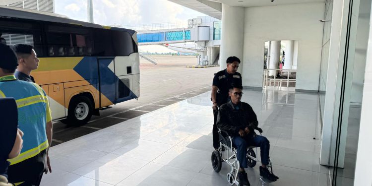 Simulasi keberangkatan untuk jemaah haji di Bandara Syamsuddin Noor. (foto : istimewa)