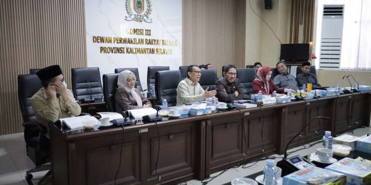 Pansus III DPRD Kalsel menggelar RDP dengan mitra kerja terkait di ruang rapat Komisi III Gedung DPRD Kalsel. (foto : istimewa)