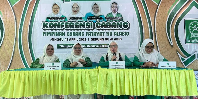 Ketua PW Fatayat NU Kalsel Hilyah Aulia saat memberikan sambutan pada Konfercab Fatayat NU Alabio. (foto : sdy/seputaran)