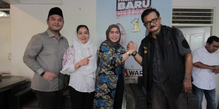 Sejumlah warga yang berharap PSU Banjarbaru berjalan aman dan tertib. (foto : istimewa)