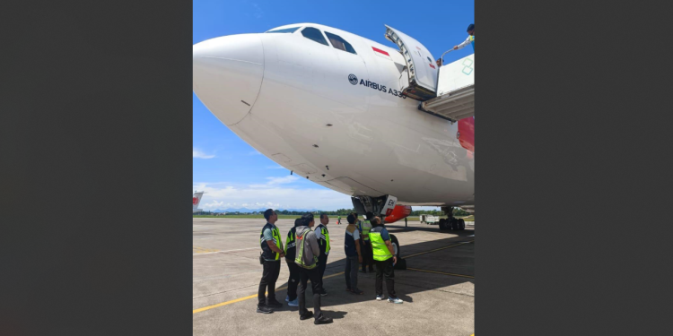 Awak pesawat saat menyambut sekaligus cek pesawat haji yang tiba di Bandara Syamsuddin Noor. (foto : istimewa)