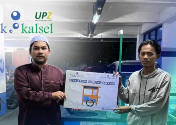 Penjual Bubur dan Pedagang Pentol Terima Rombong Barakah Bank Kalsel