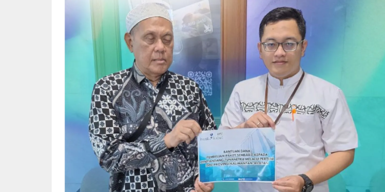Penyerahan paket bantuan sembako kepada perwakilan Pertuni Kalsel. (foto : Bank Kalsel)