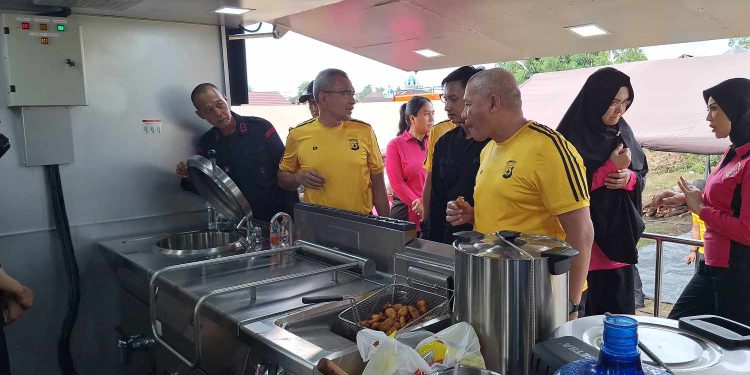 Kapolda Kalsel  Irjen Pol Rosyanto Yudha Hermawan saat mengecek kesiapan dapur lapangan untuk Haul Datu Kelampayan. (foto : istimewa)