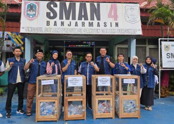 Ibnu Sina Foundation Bantu Keranjang Sampah ke Sekolah