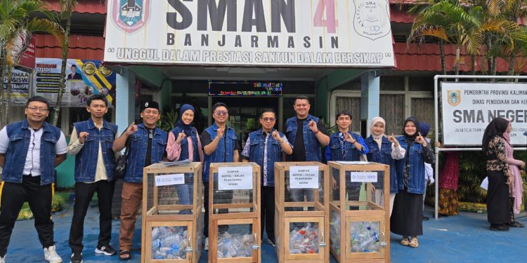 Founder ISFO Ibnu Sina dan jajaran saat berfoto dengan keranjang sampah yang diserahkan untuk sekolah. (foto : shn/seputaran)