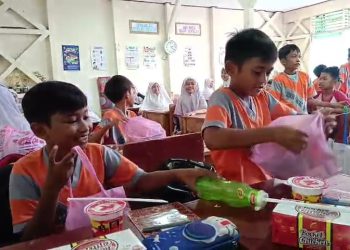Rayakan Ultah, Siswi Kelas 3C SDN Karang Mekar 1 Berbagi Botol Tumbler