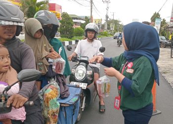 Trio Motor Palangka Raya Bagi Snack Gratis ke Pengguna Jalan