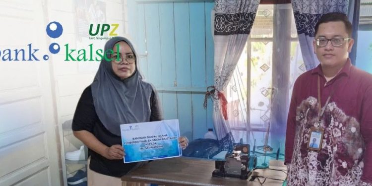 Penyerahan bantuan Bank Kalsel kepada penjahit Sri Wardah. (foto : Bank Kalsel)