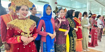 Rayakan Hari Kartini, Bandara Syamsudin Noor Gelar Parade Baju Adat