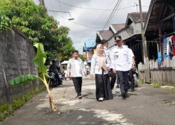 Warga Karya Mufakat Tanami Pisang di Jalan Berlubang, Walikota Perintahkan PUPR Segera Perbaiki