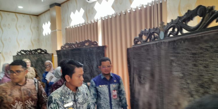 Walikota Banjarmasin saat melihat hasil karya peserta lomba motif sasirangan. (foto : shn/seputaran)