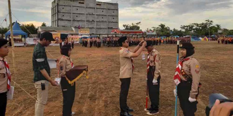 Walikota Banjarmasin HM Yamin saat menyematkan pin kepada salah satu peserta, tanda dimulainya Jambore Pramuka Banjarmasin. (foto : shn/seputaran)