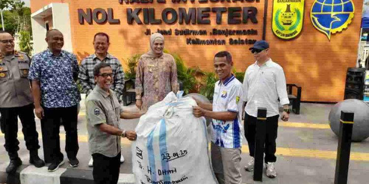 Penyerahan sampah plastik usai penandatanganan MoU Dishub Banjarmasin dengan Bank Induk Sampah. (foto : shn/seputaran)