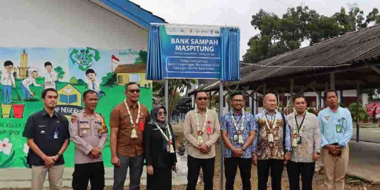 Foto bersama di sela peluncuran Bank Sampah Mas Pitung SMPN 3 Banjarbaru. (foto : Bank Kalsel)